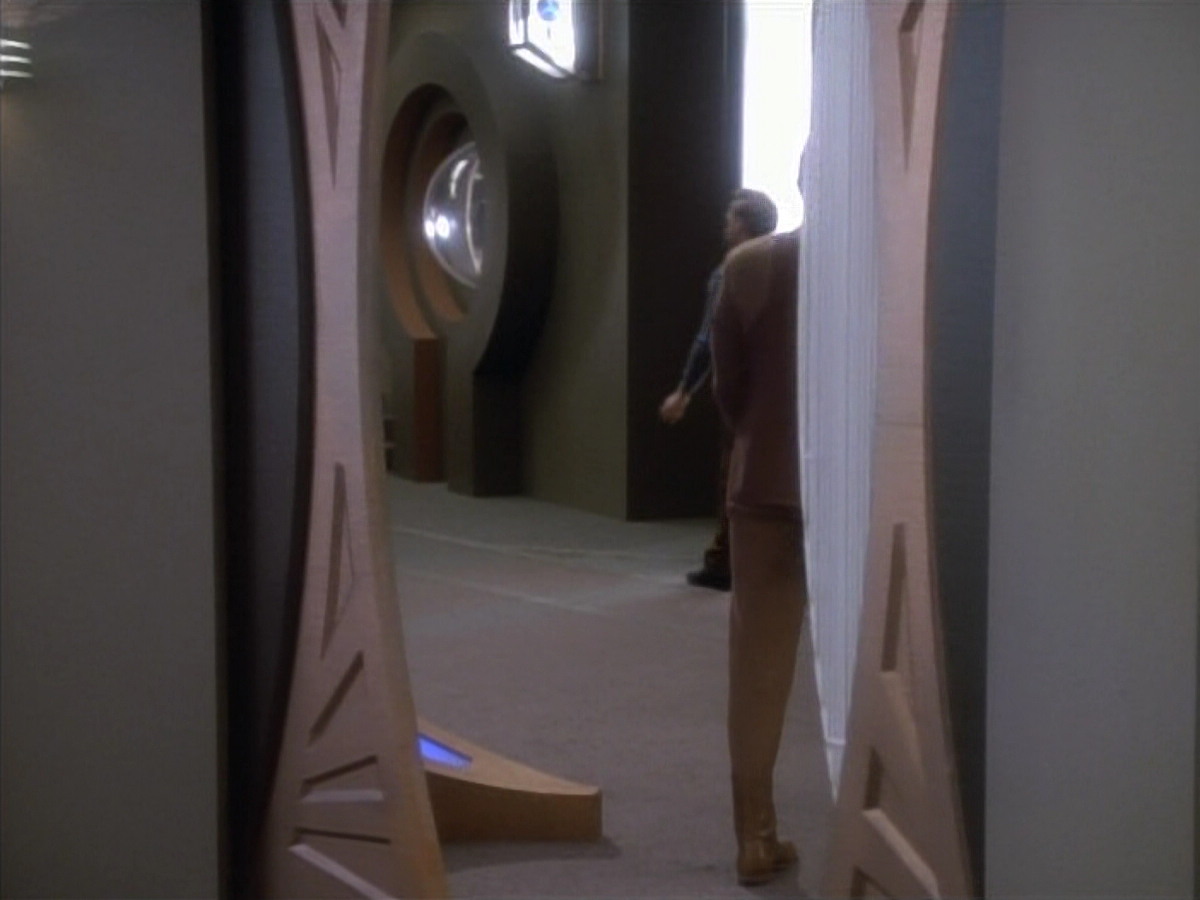 extant_StarTrekDS9_1x18-DramatisPersonae_01073.jpg