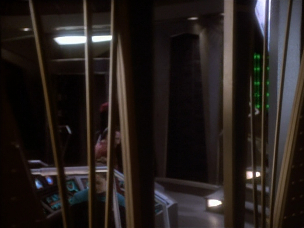 extant_StarTrekDS9_1x18-DramatisPersonae_01078.jpg