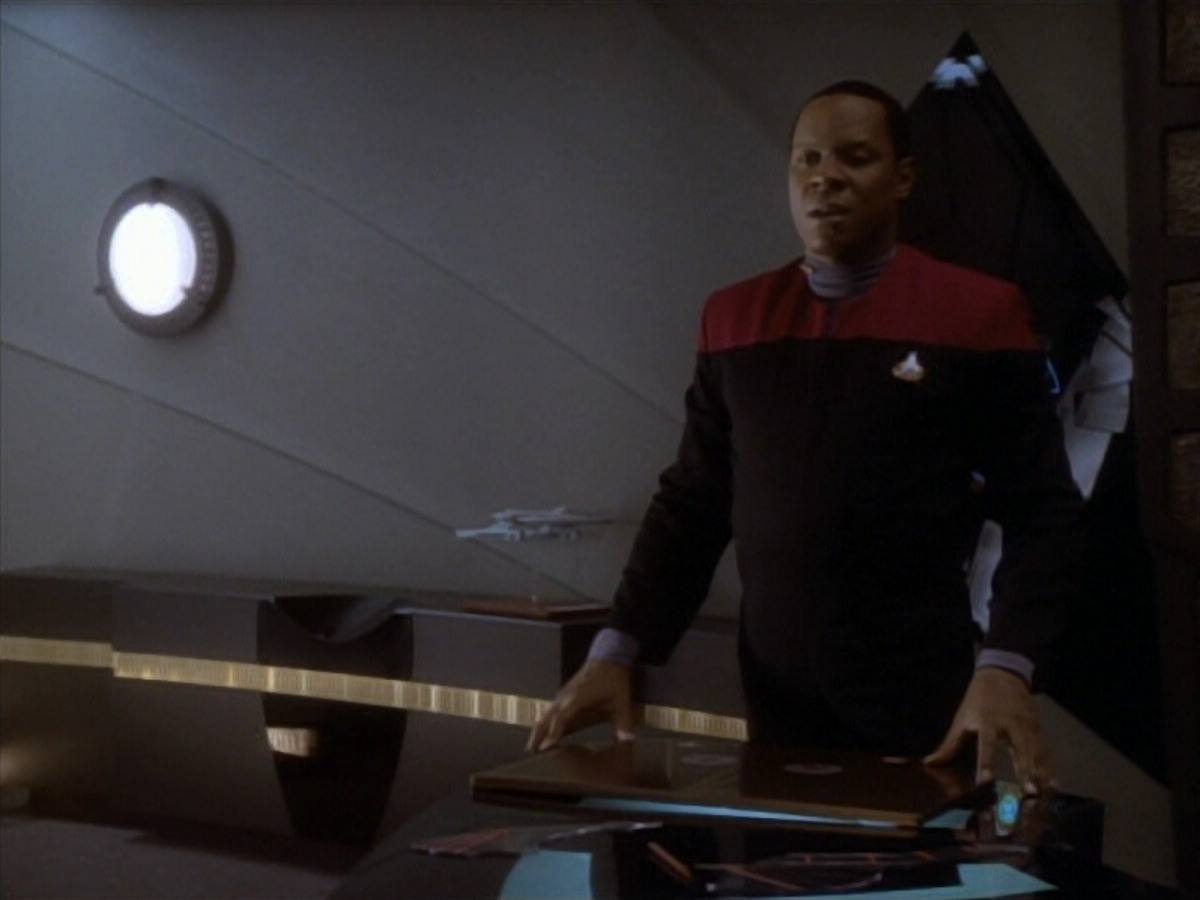 extant_StarTrekDS9_1x18-DramatisPersonae_01132.jpg