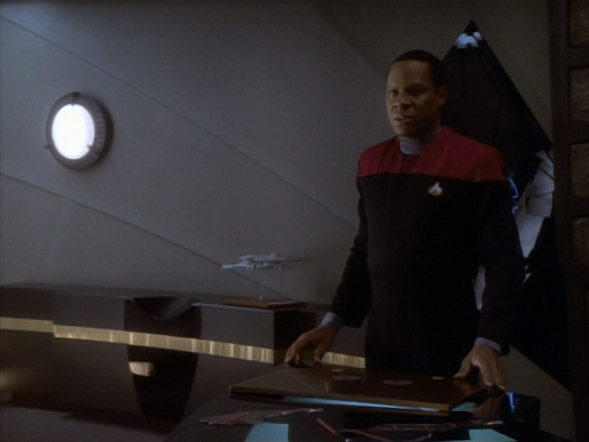 extant_StarTrekDS9_1x18-DramatisPersonae_01152.jpg