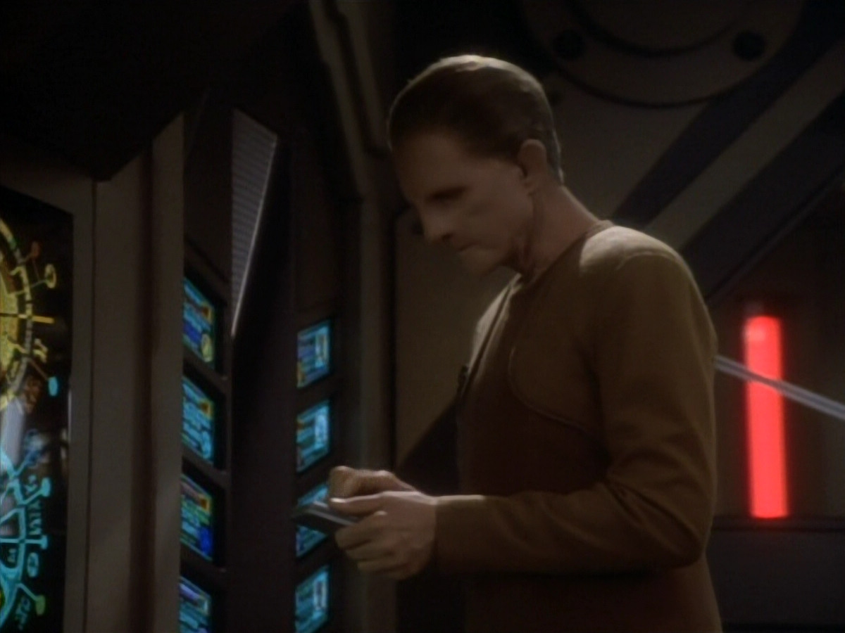 extant_StarTrekDS9_1x18-DramatisPersonae_01324.jpg