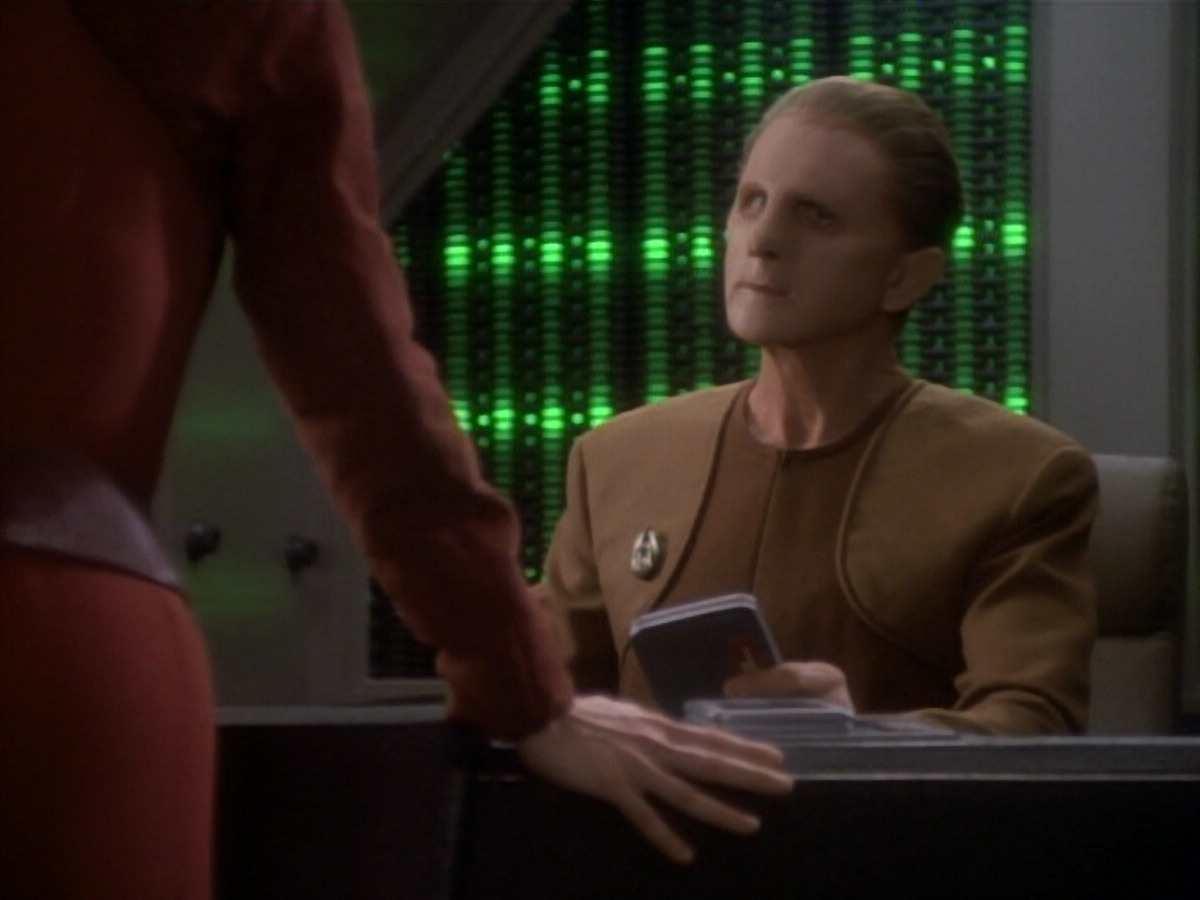 extant_StarTrekDS9_1x18-DramatisPersonae_01351.jpg