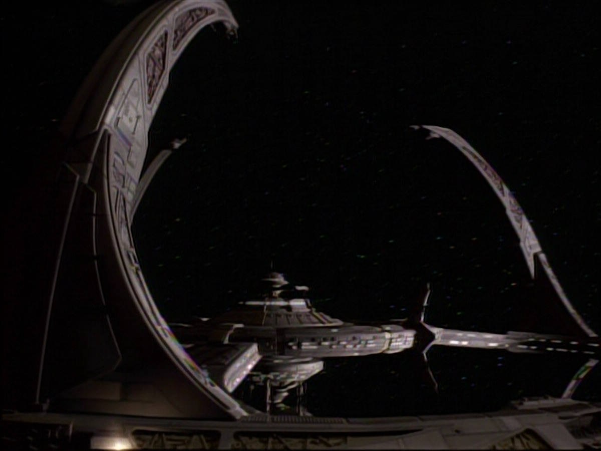 extant_StarTrekDS9_1x18-DramatisPersonae_01518.jpg