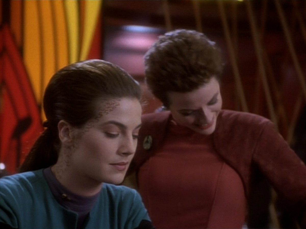 extant_StarTrekDS9_1x18-DramatisPersonae_01668.jpg