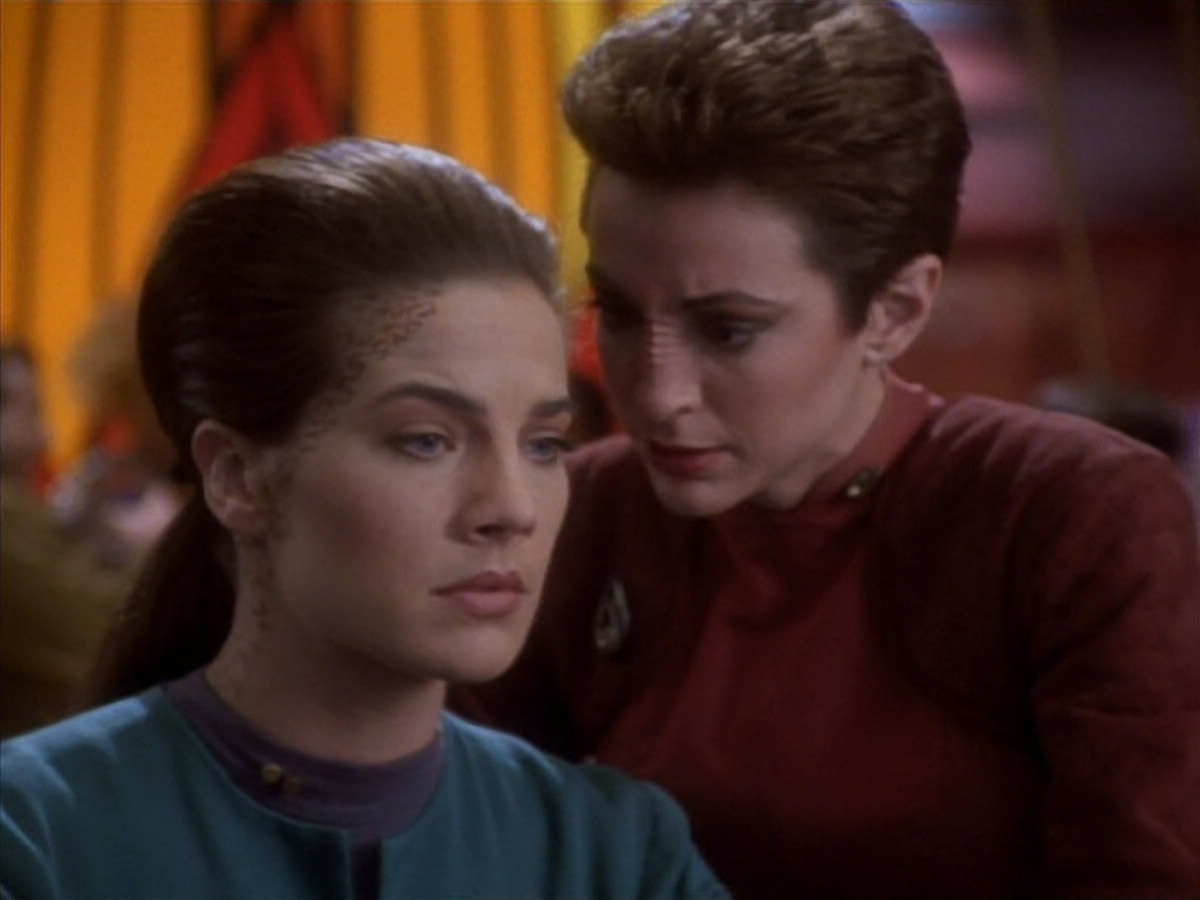 extant_StarTrekDS9_1x18-DramatisPersonae_01880.jpg
