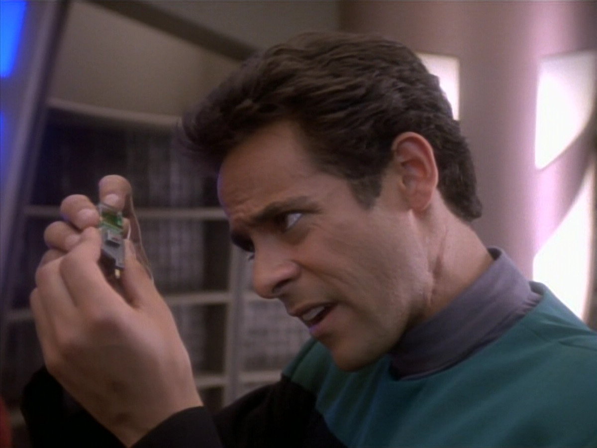 extant_StarTrekDS9_1x18-DramatisPersonae_02830.jpg