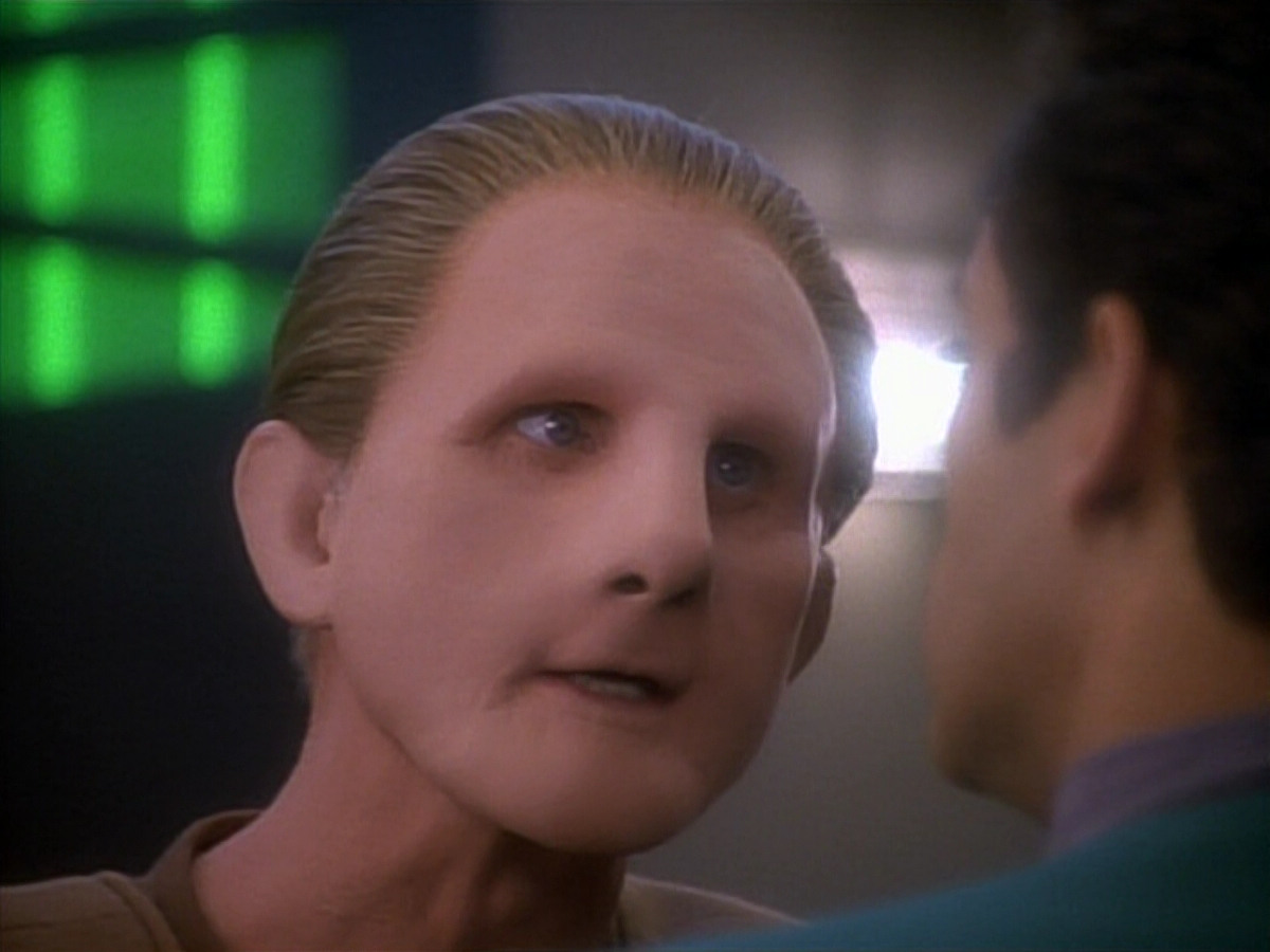 extant_StarTrekDS9_1x18-DramatisPersonae_02892.jpg