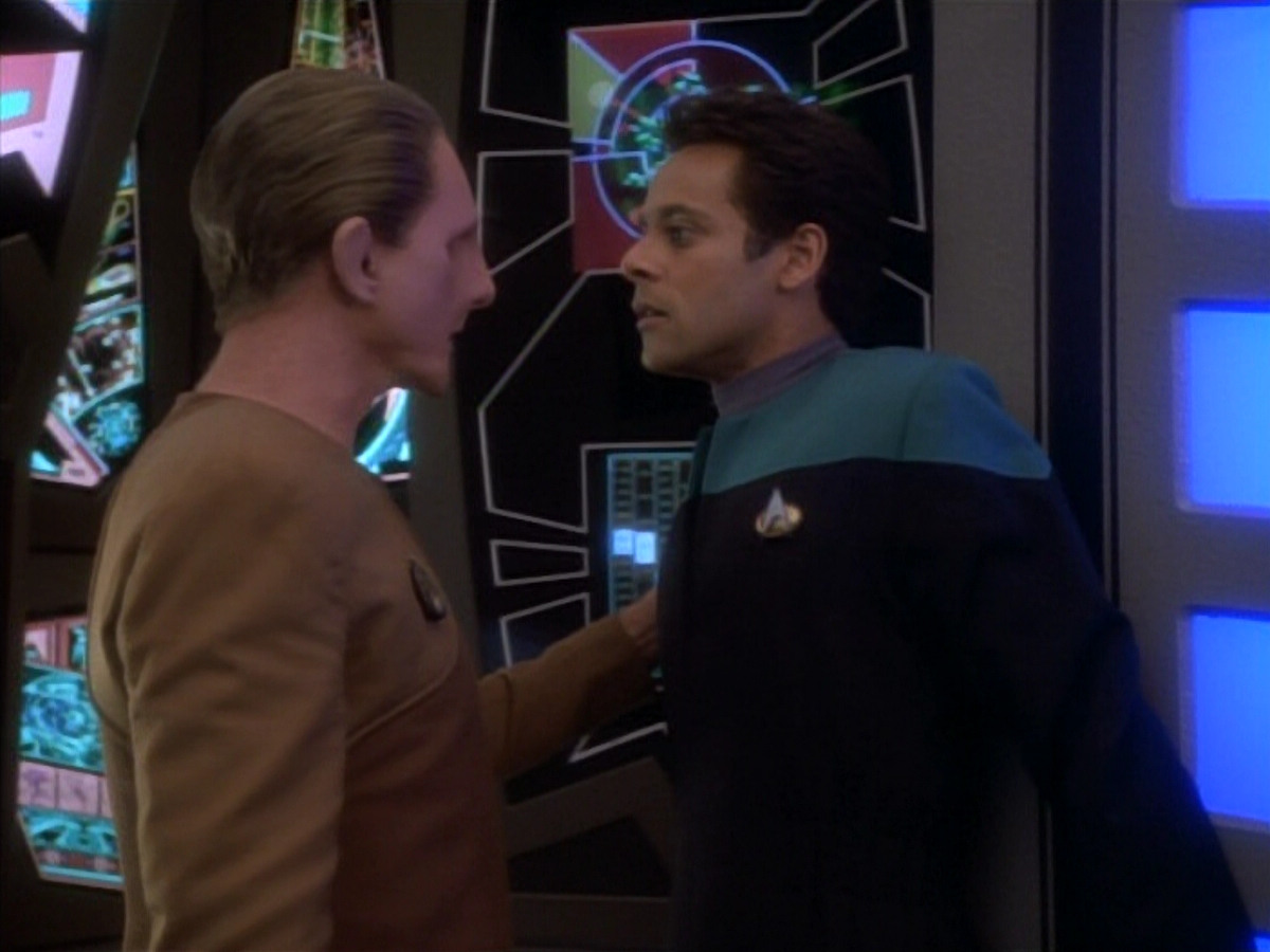 extant_StarTrekDS9_1x18-DramatisPersonae_02910.jpg