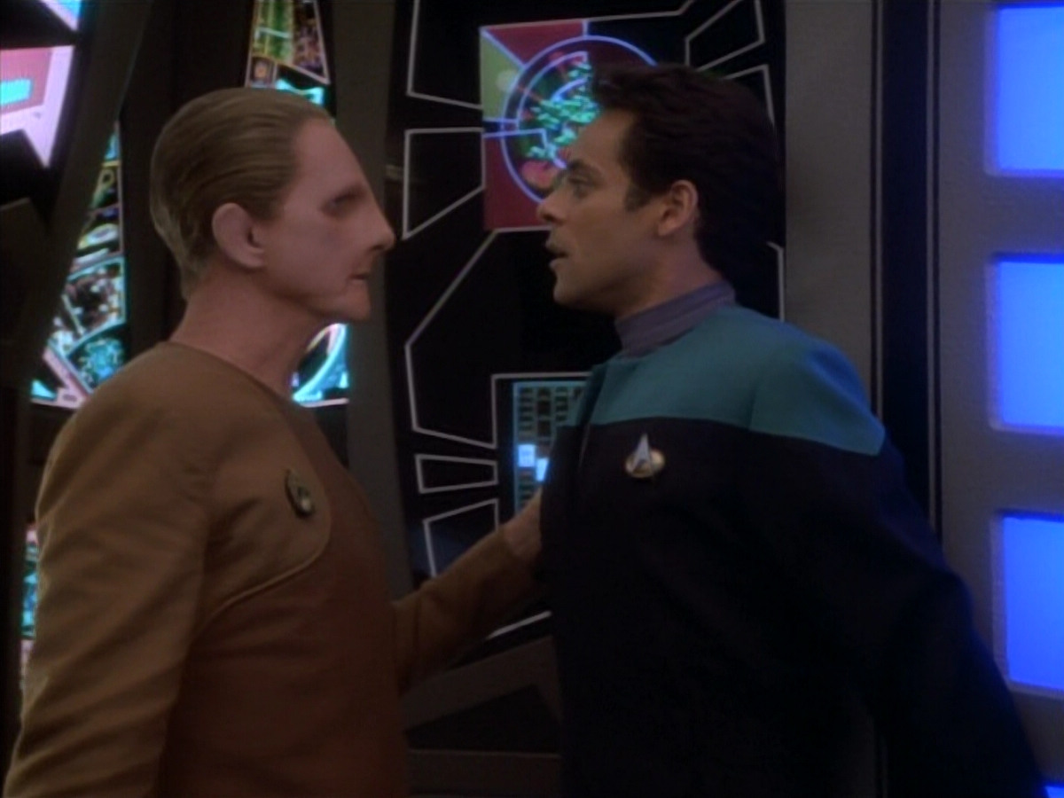 extant_StarTrekDS9_1x18-DramatisPersonae_02912.jpg