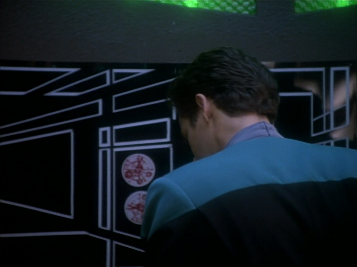 extant_StarTrekDS9_1x18-DramatisPersonae_03055.jpg