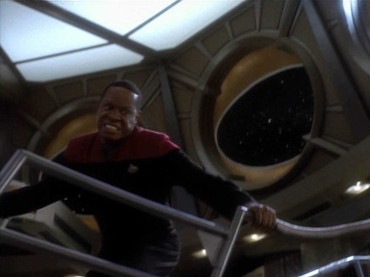 extant_StarTrekDS9_1x18-DramatisPersonae_03124.jpg