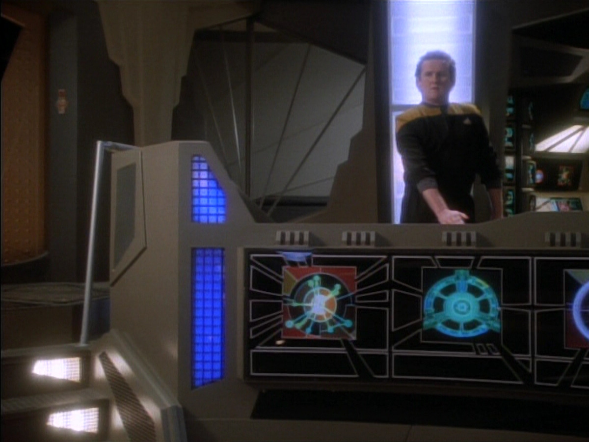 extant_StarTrekDS9_1x18-DramatisPersonae_03197.jpg