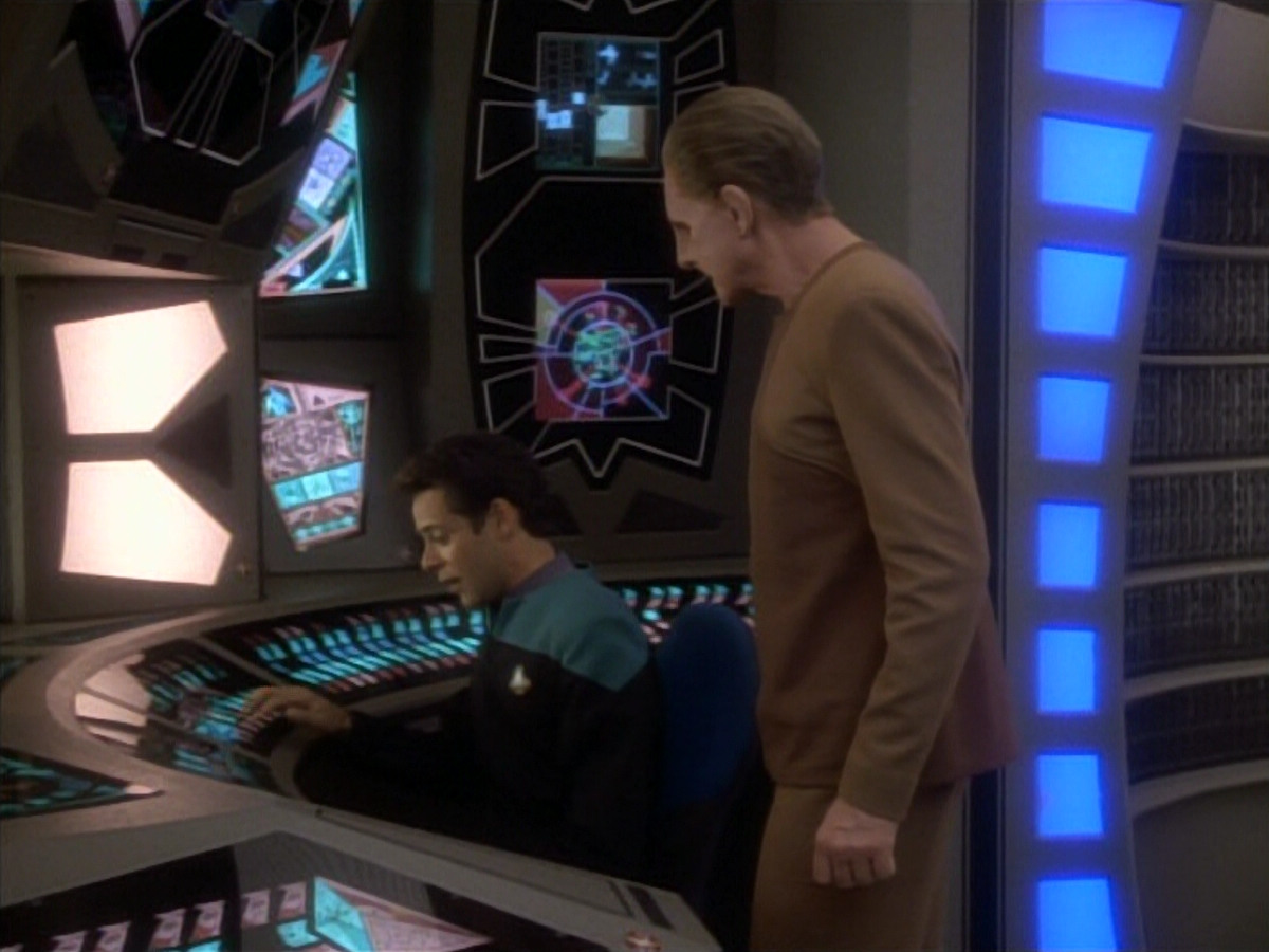 extant_StarTrekDS9_1x18-DramatisPersonae_03383.jpg