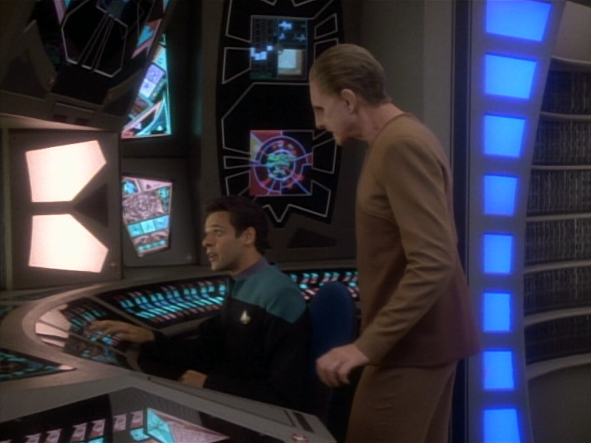 extant_StarTrekDS9_1x18-DramatisPersonae_03384.jpg