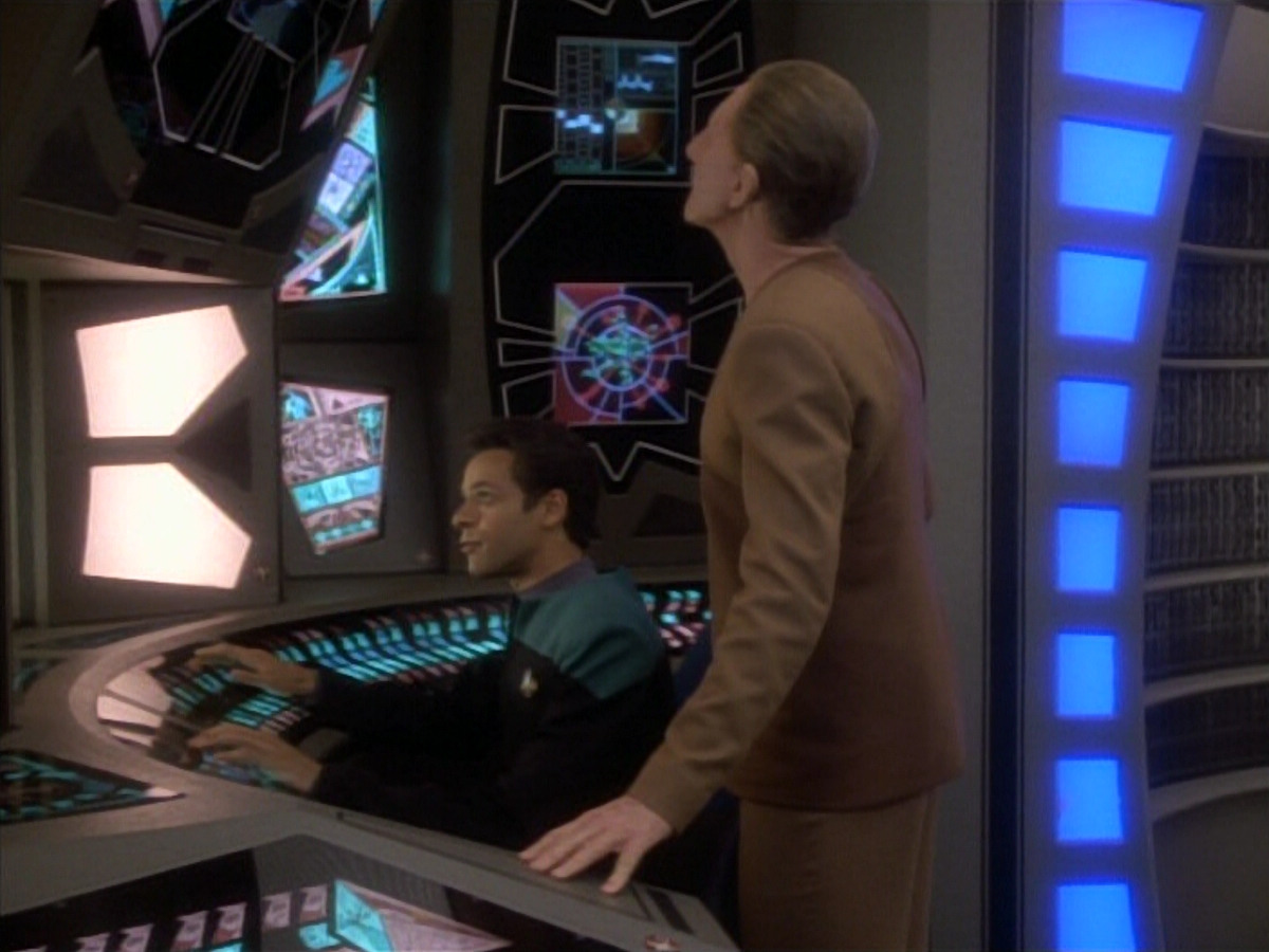 extant_StarTrekDS9_1x18-DramatisPersonae_03390.jpg
