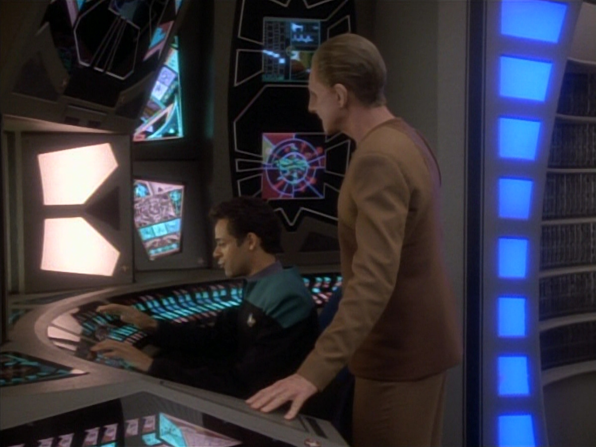 extant_StarTrekDS9_1x18-DramatisPersonae_03393.jpg