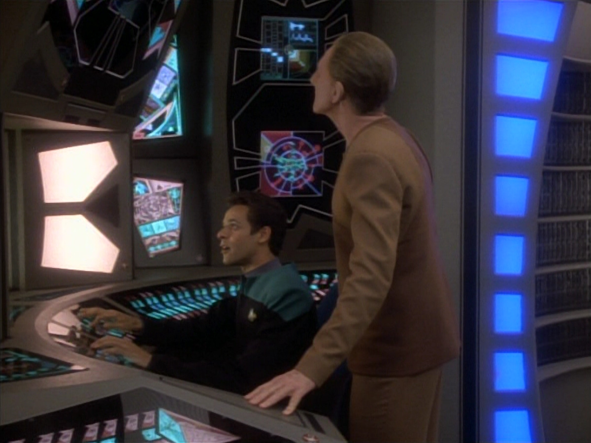 extant_StarTrekDS9_1x18-DramatisPersonae_03394.jpg