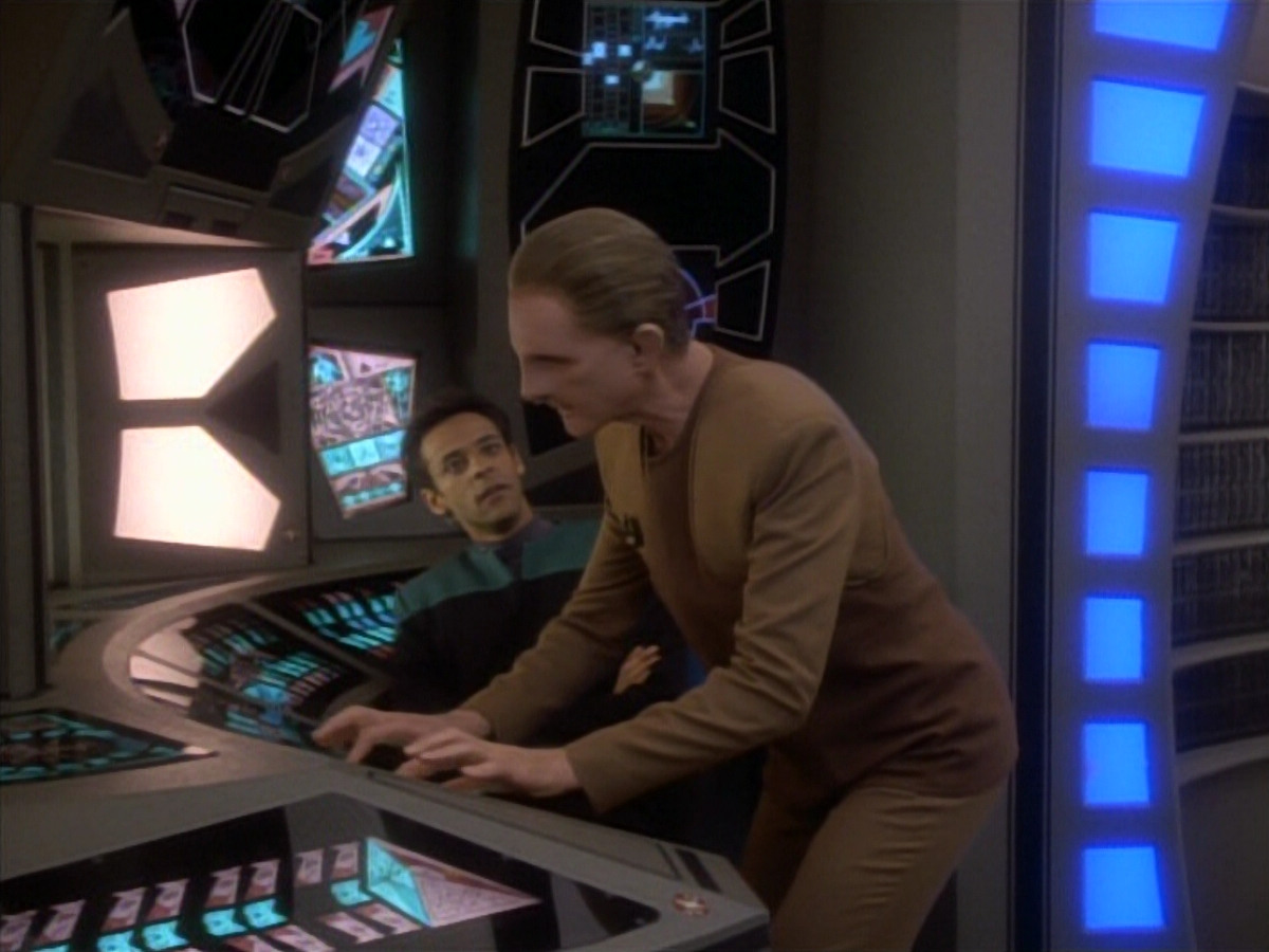 extant_StarTrekDS9_1x18-DramatisPersonae_03405.jpg