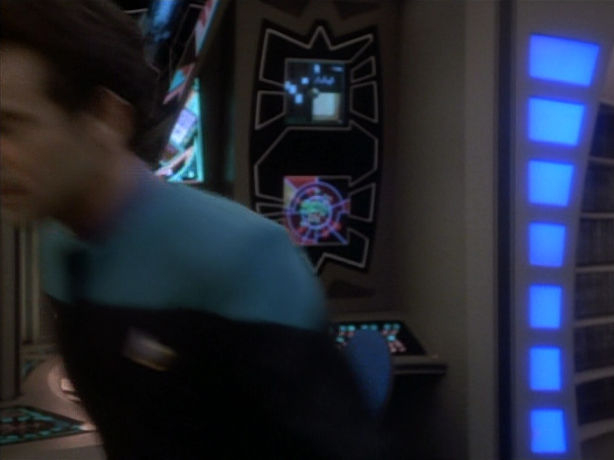 extant_StarTrekDS9_1x18-DramatisPersonae_03410.jpg