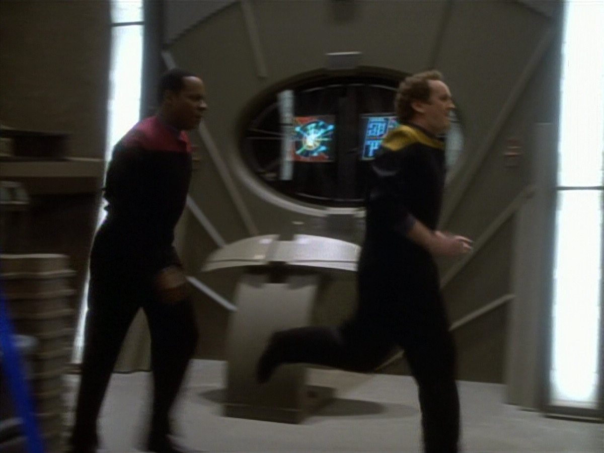 extant_StarTrekDS9_1x18-DramatisPersonae_03417.jpg