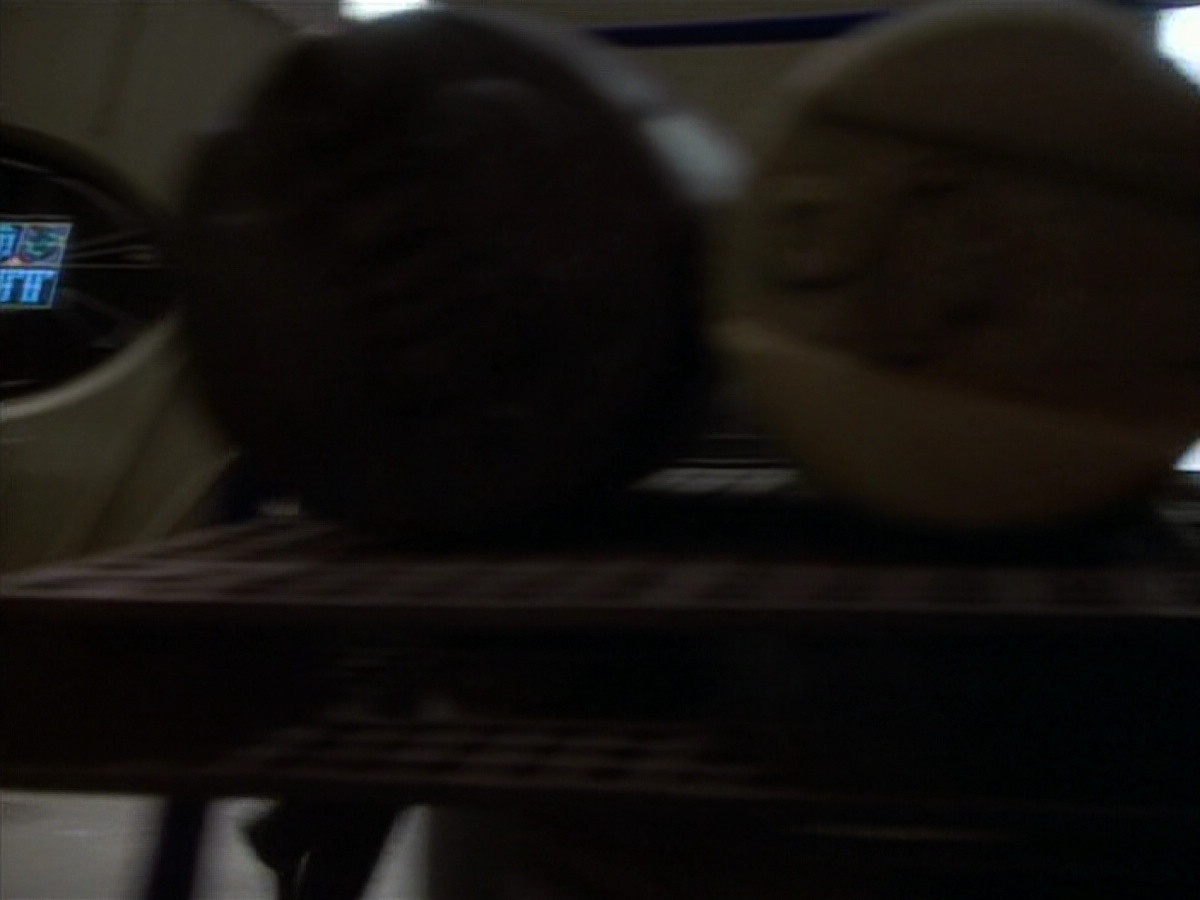 extant_StarTrekDS9_1x18-DramatisPersonae_03418.jpg
