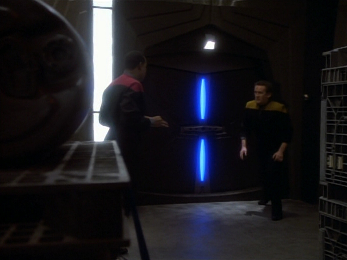 extant_StarTrekDS9_1x18-DramatisPersonae_03426.jpg