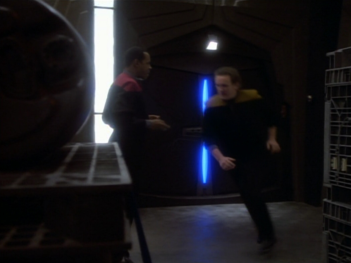 extant_StarTrekDS9_1x18-DramatisPersonae_03427.jpg