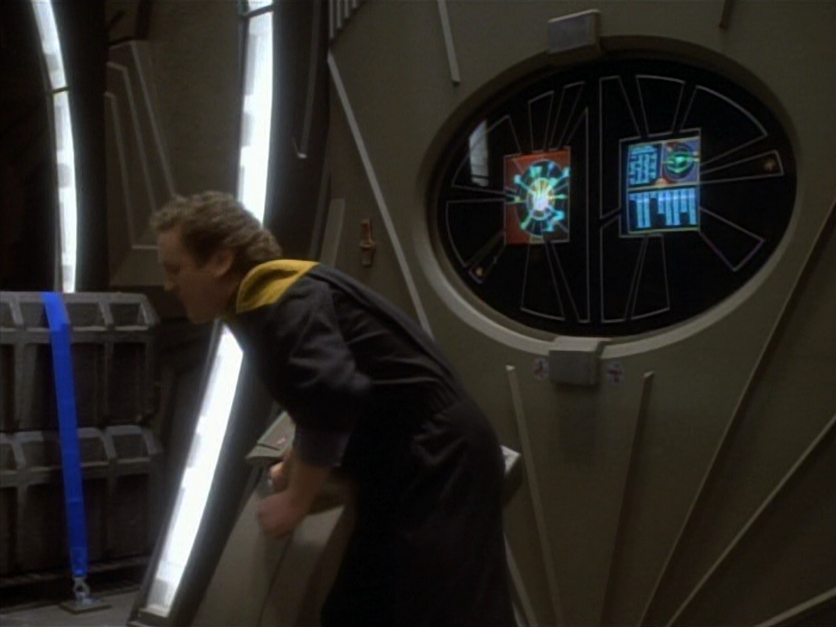 extant_StarTrekDS9_1x18-DramatisPersonae_03430.jpg