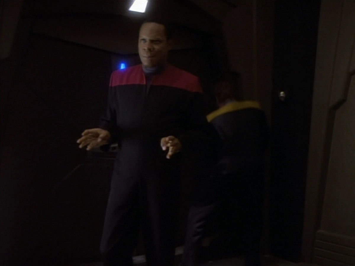 extant_StarTrekDS9_1x18-DramatisPersonae_03438.jpg