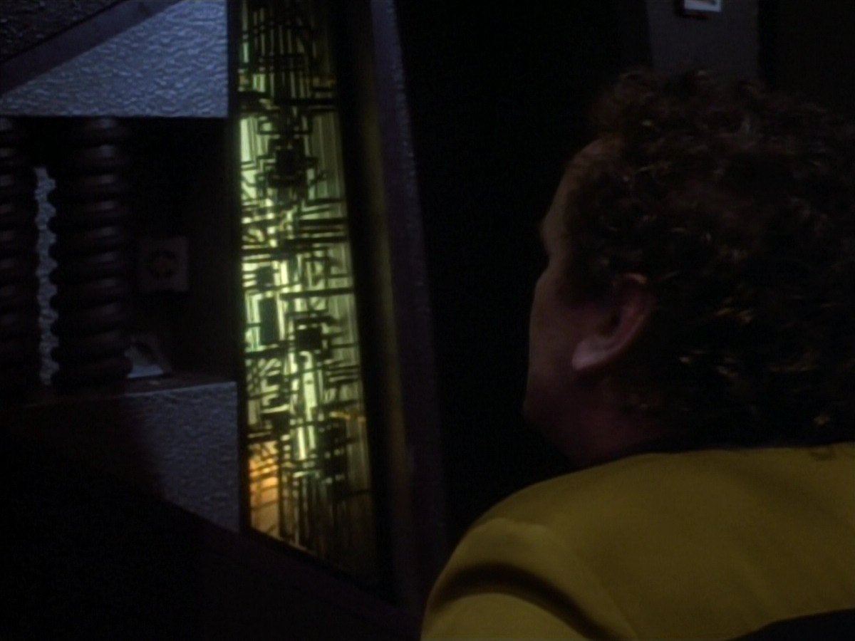 extant_StarTrekDS9_1x18-DramatisPersonae_03446.jpg