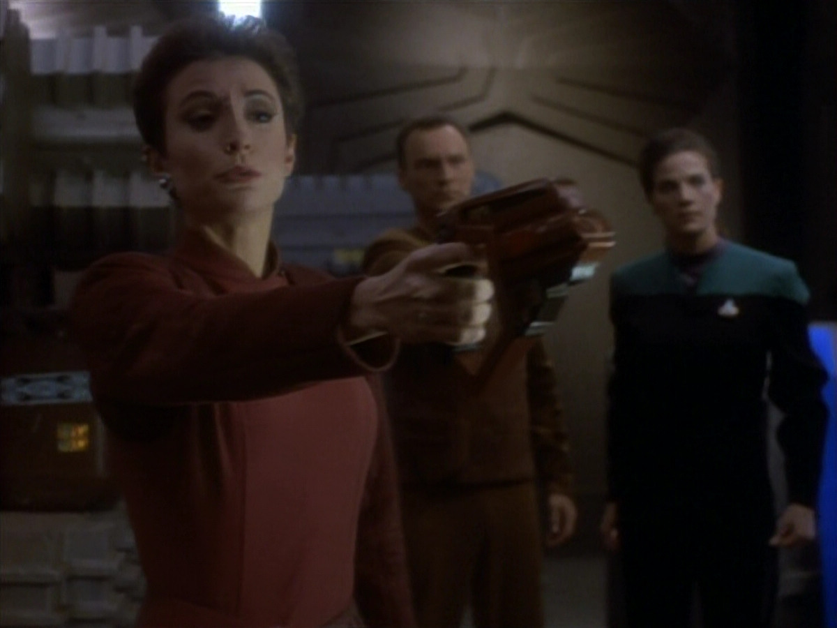 extant_StarTrekDS9_1x18-DramatisPersonae_03463.jpg