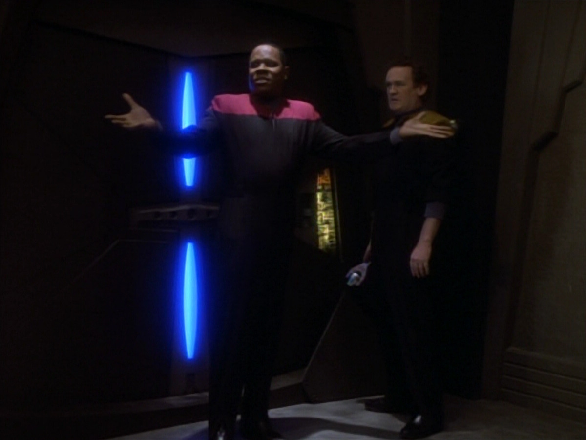 extant_StarTrekDS9_1x18-DramatisPersonae_03468.jpg