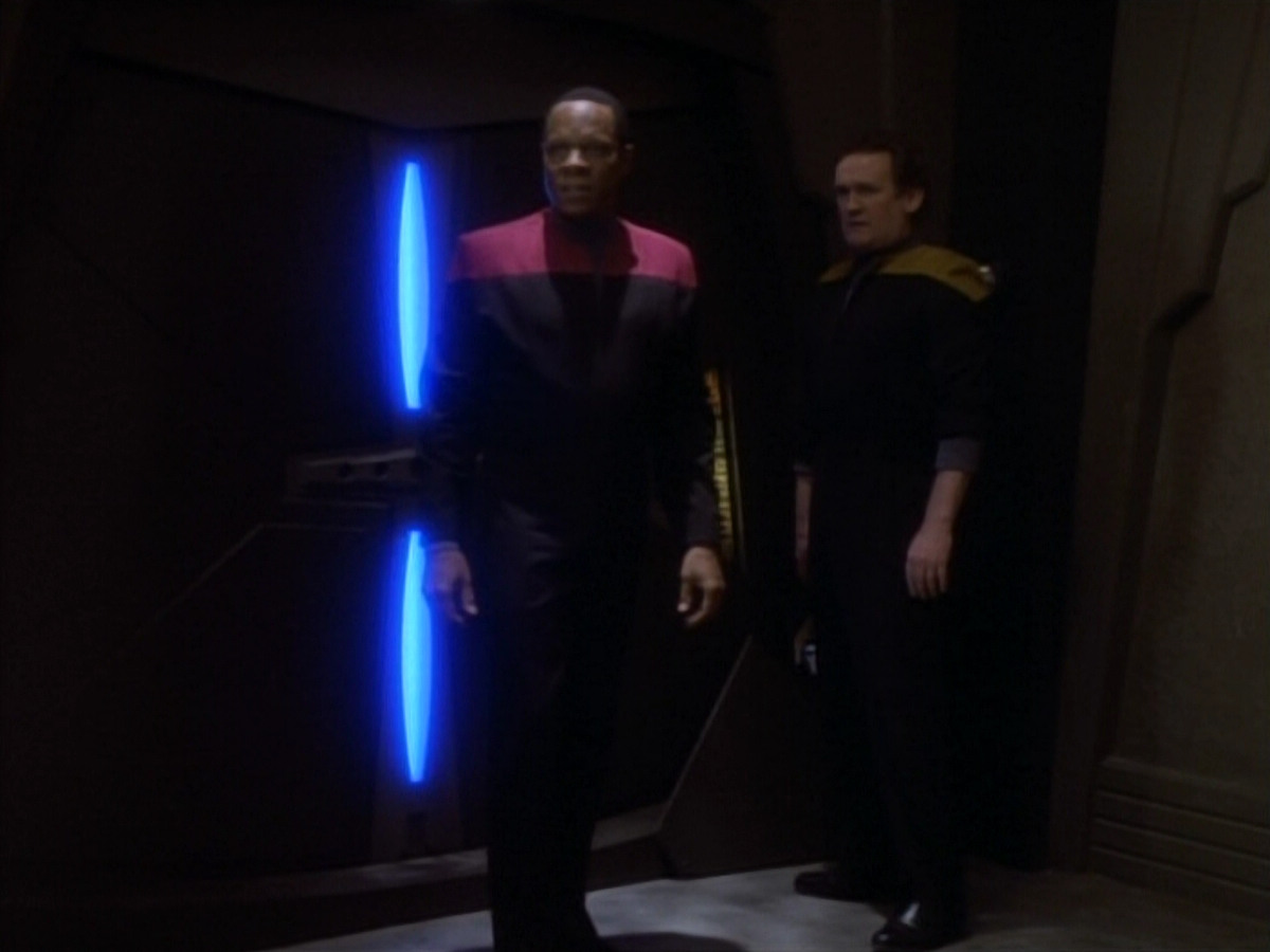extant_StarTrekDS9_1x18-DramatisPersonae_03482.jpg