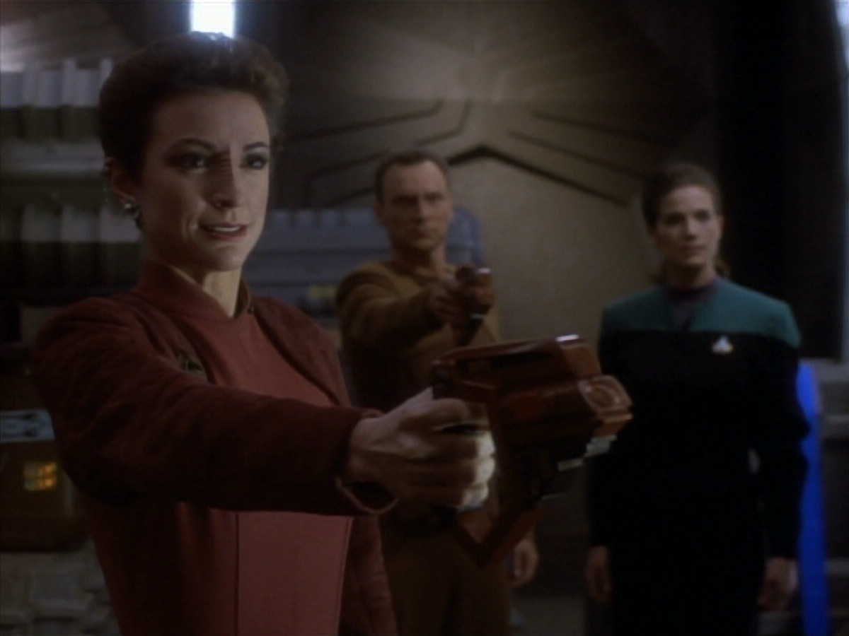 extant_StarTrekDS9_1x18-DramatisPersonae_03525.jpg