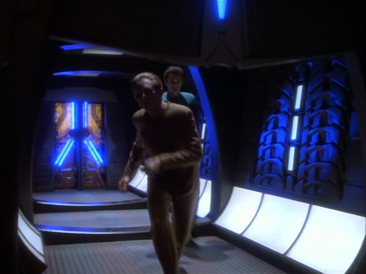 extant_StarTrekDS9_1x18-DramatisPersonae_03526.jpg
