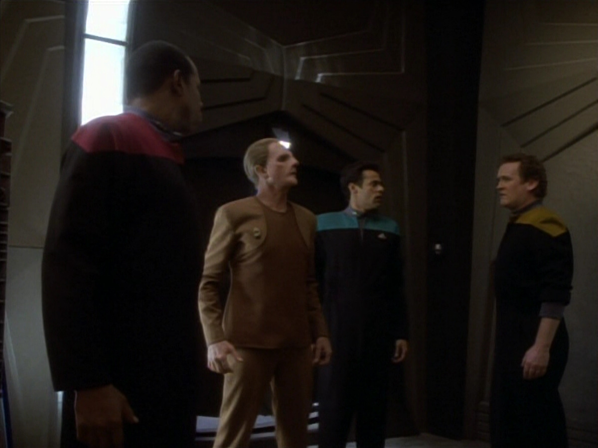 extant_StarTrekDS9_1x18-DramatisPersonae_03533.jpg