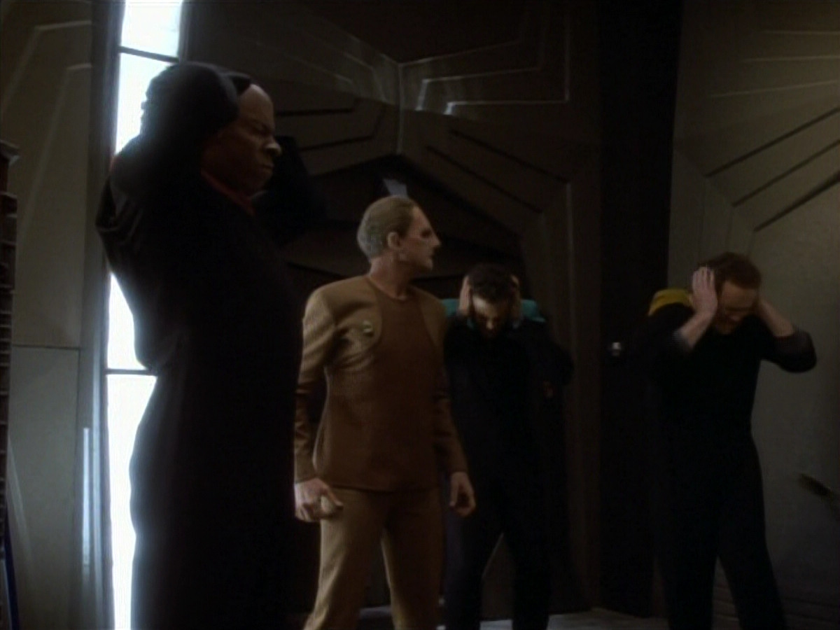 extant_StarTrekDS9_1x18-DramatisPersonae_03536.jpg