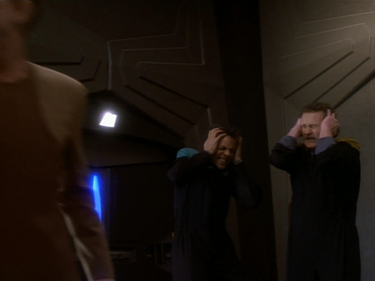 extant_StarTrekDS9_1x18-DramatisPersonae_03542.jpg