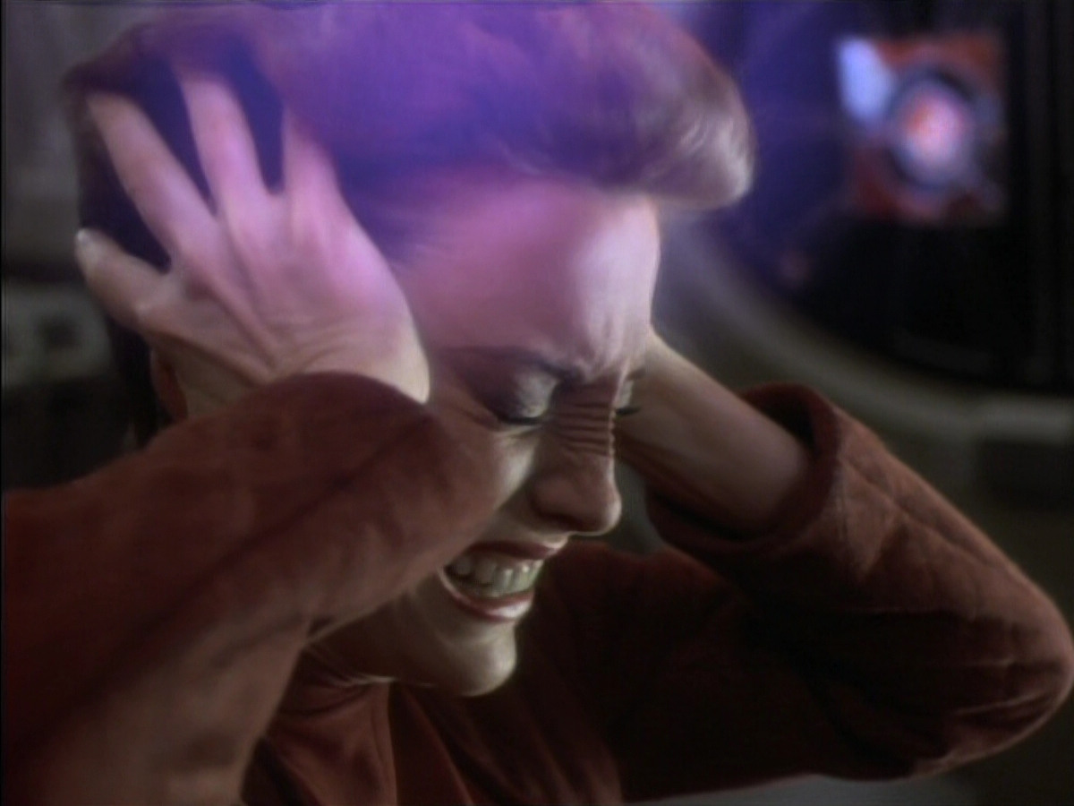 extant_StarTrekDS9_1x18-DramatisPersonae_03554.jpg