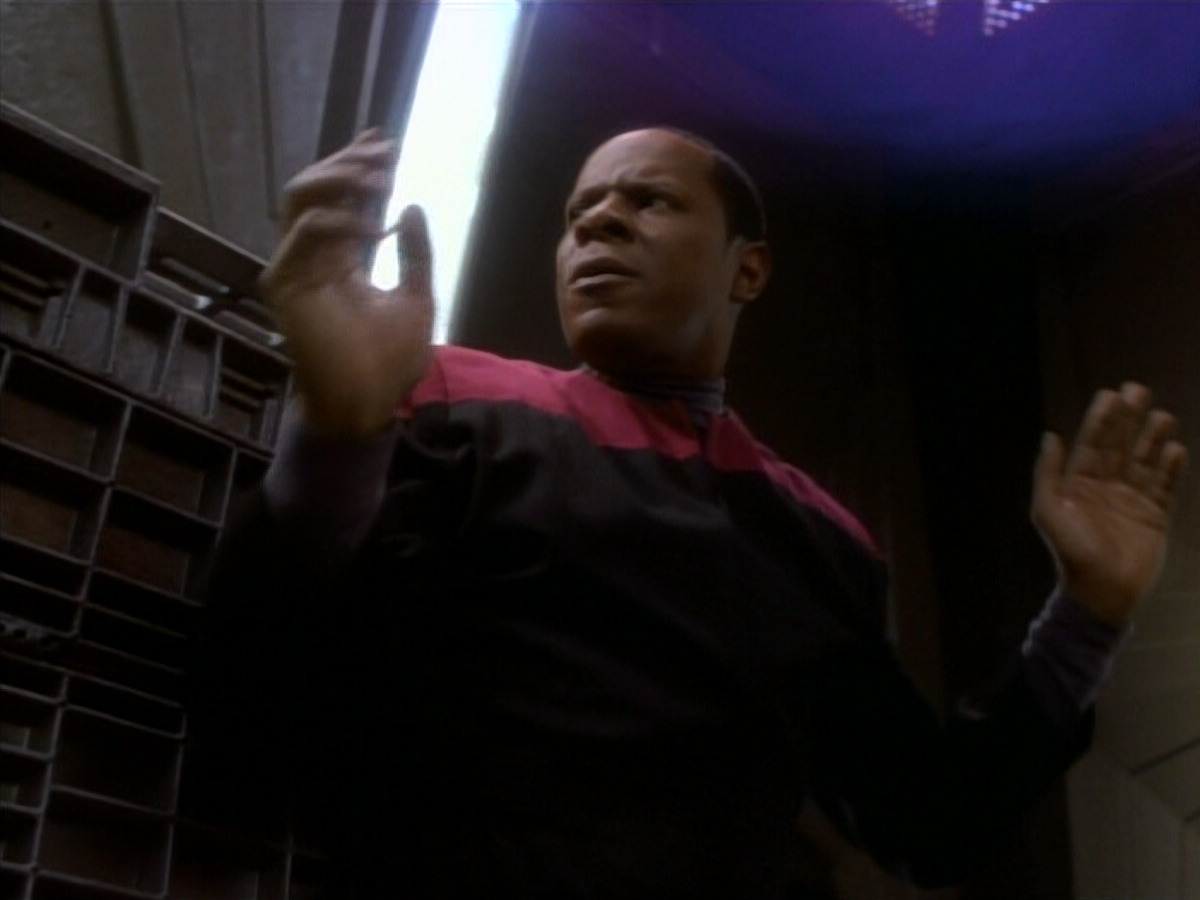 extant_StarTrekDS9_1x18-DramatisPersonae_03569.jpg