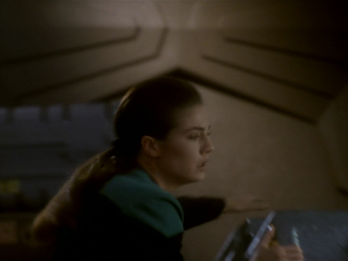 extant_StarTrekDS9_1x18-DramatisPersonae_03577.jpg