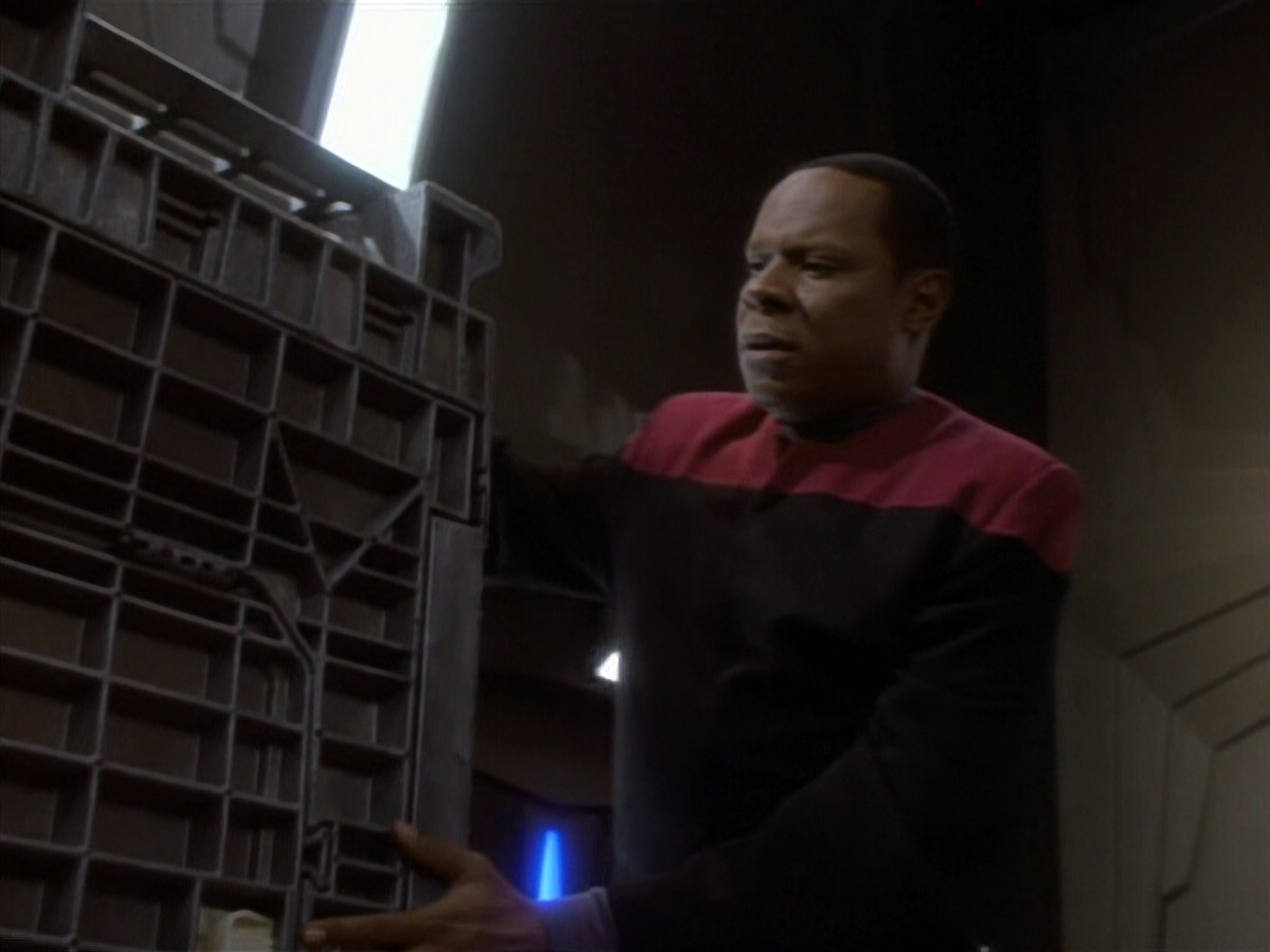 extant_StarTrekDS9_1x18-DramatisPersonae_03579.jpg