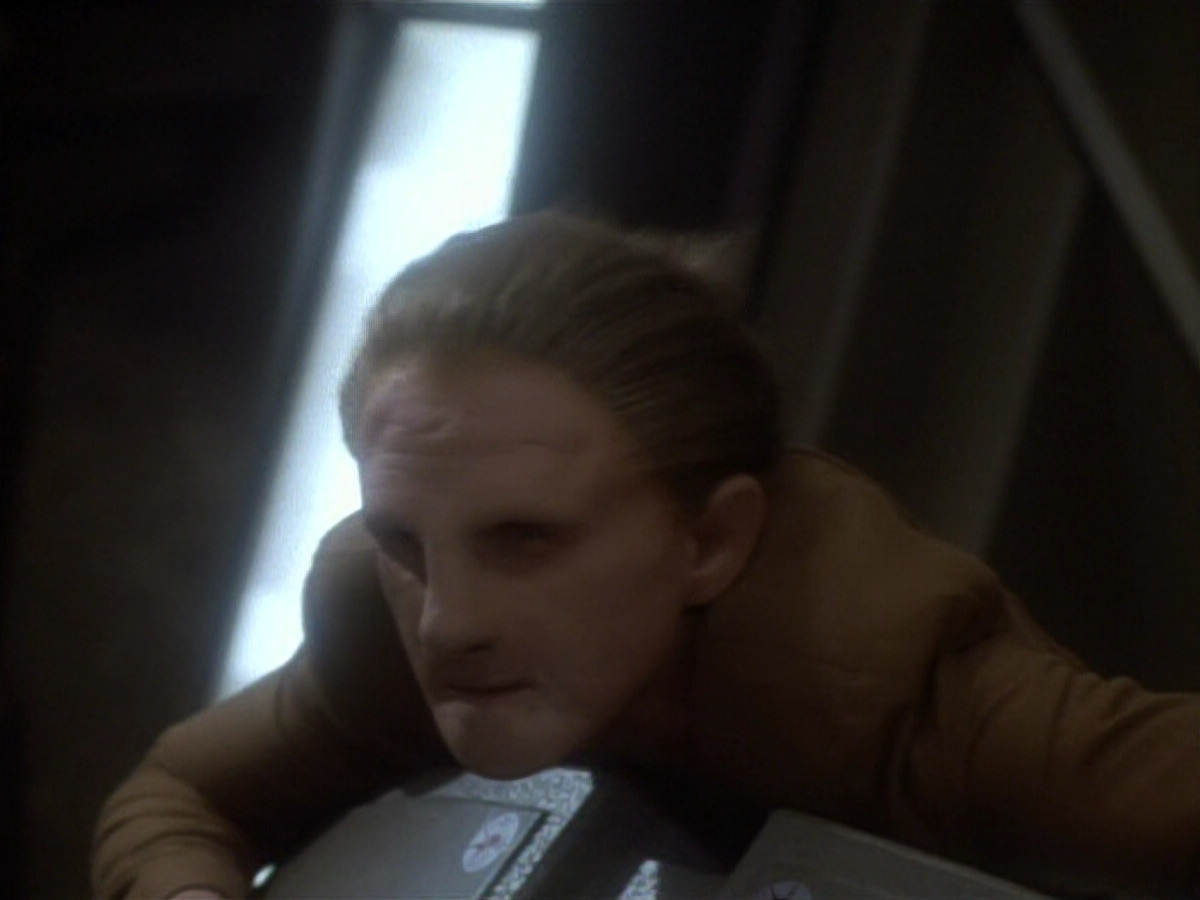 extant_StarTrekDS9_1x18-DramatisPersonae_03587.jpg
