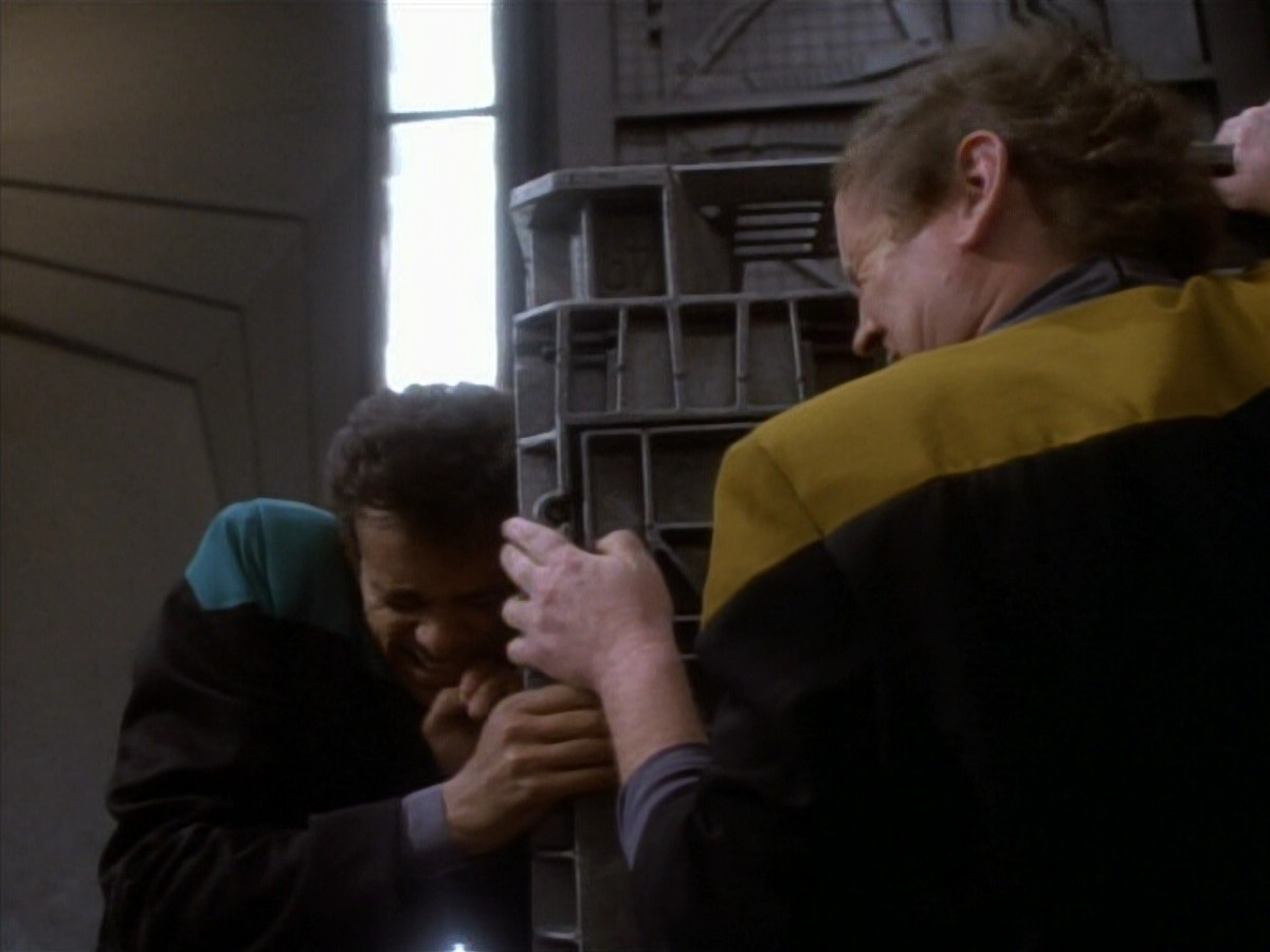 extant_StarTrekDS9_1x18-DramatisPersonae_03594.jpg