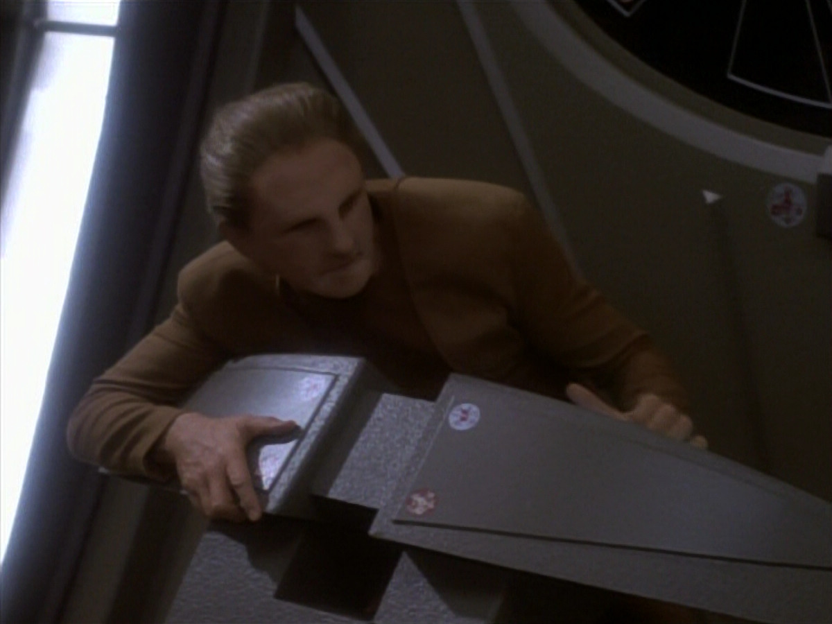 extant_StarTrekDS9_1x18-DramatisPersonae_03604.jpg