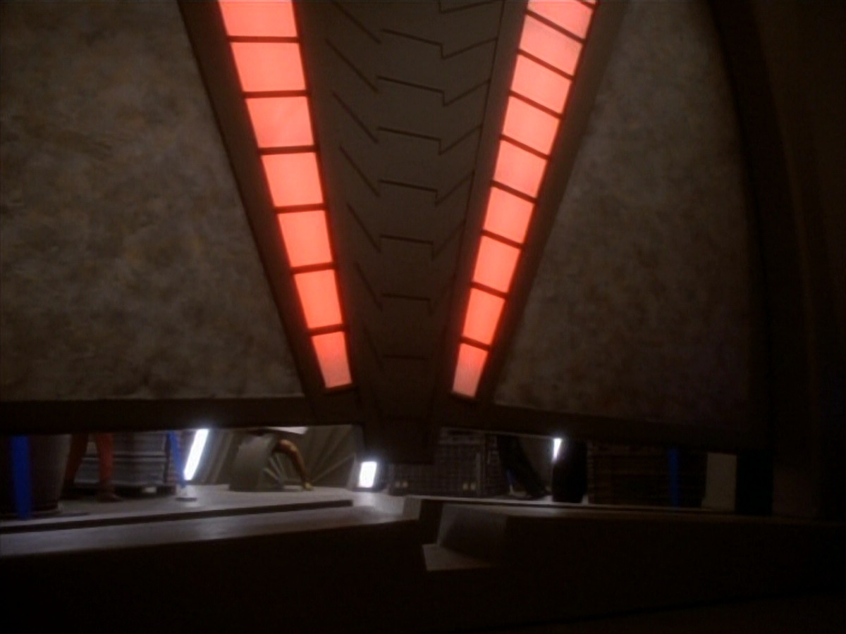 extant_StarTrekDS9_1x18-DramatisPersonae_03612.jpg