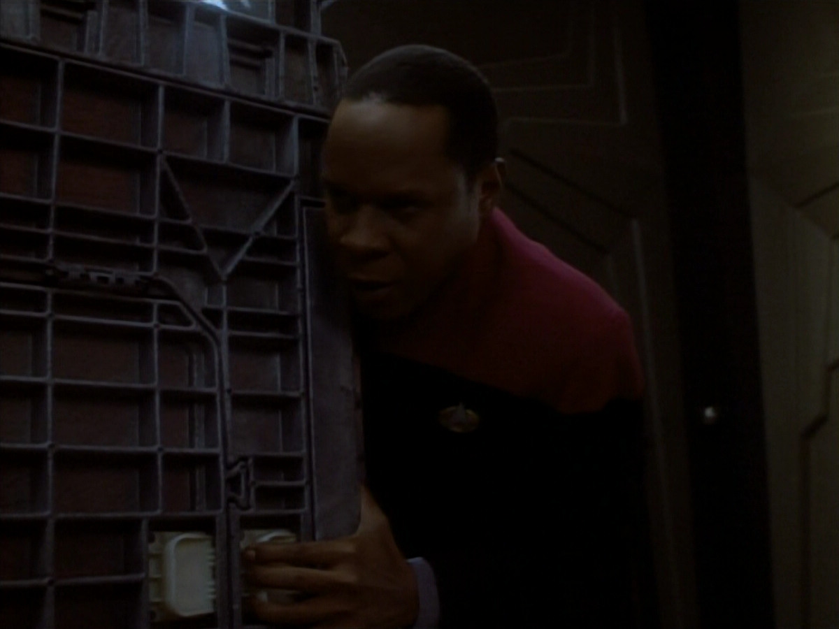 extant_StarTrekDS9_1x18-DramatisPersonae_03621.jpg