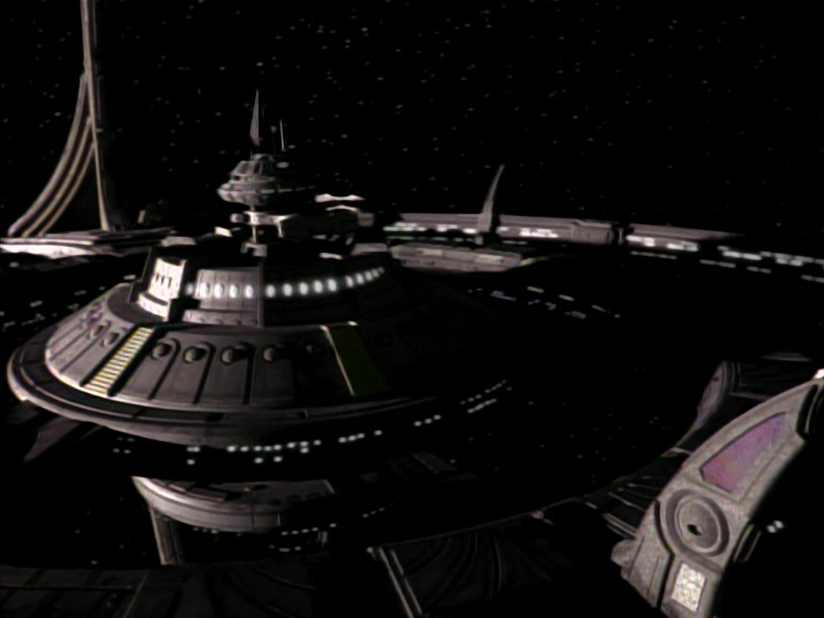 extant_StarTrekDS9_1x18-DramatisPersonae_03653.jpg
