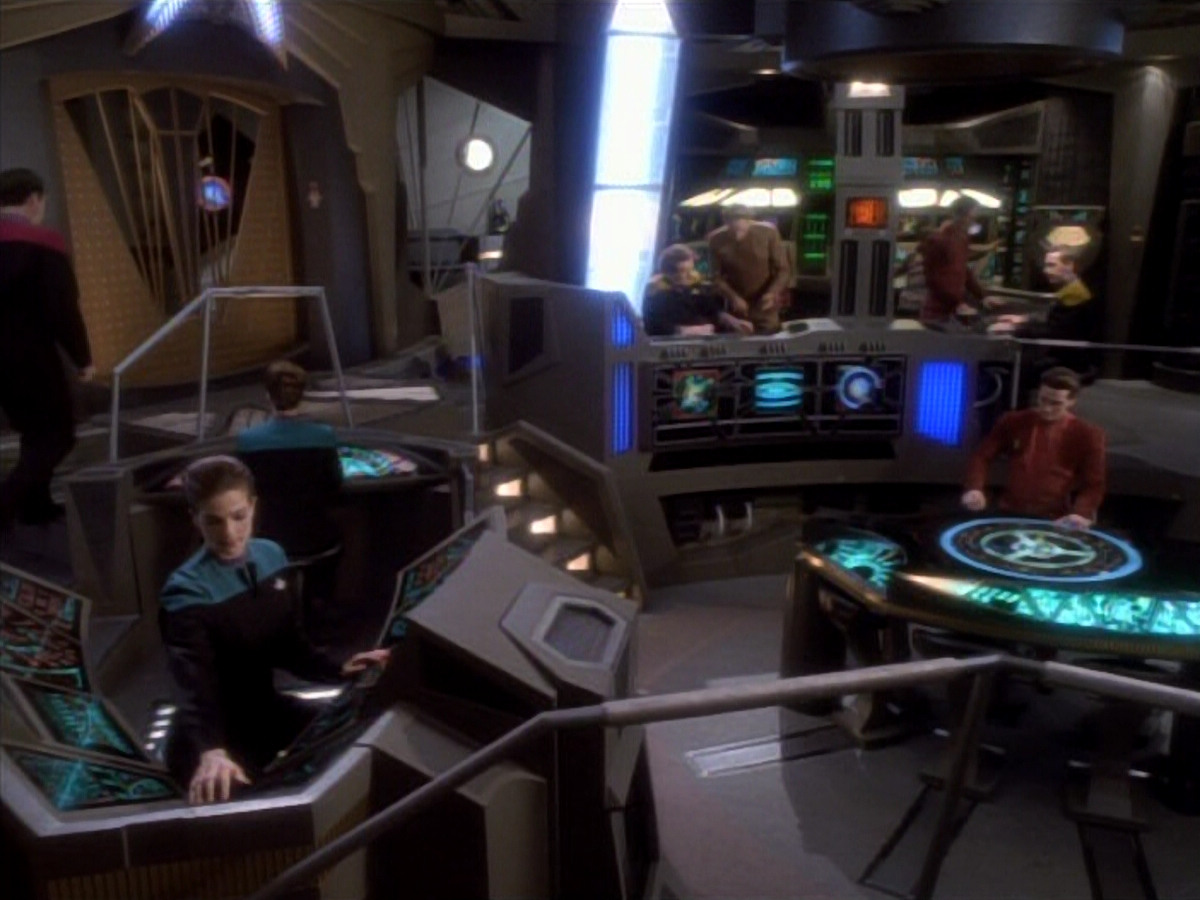 extant_StarTrekDS9_1x18-DramatisPersonae_03661.jpg