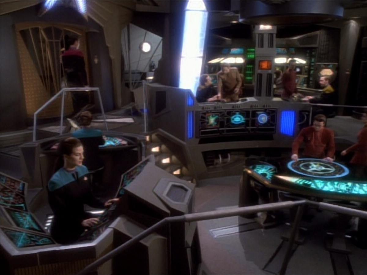 extant_StarTrekDS9_1x18-DramatisPersonae_03663.jpg